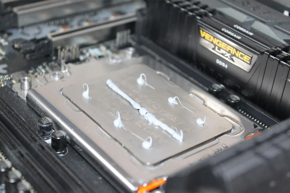 METALLIQ Performance Bundle 1 g di metallo liquido e 3 g di pasta termica ultra per CPU GPU PS5 Gaming & Service Set