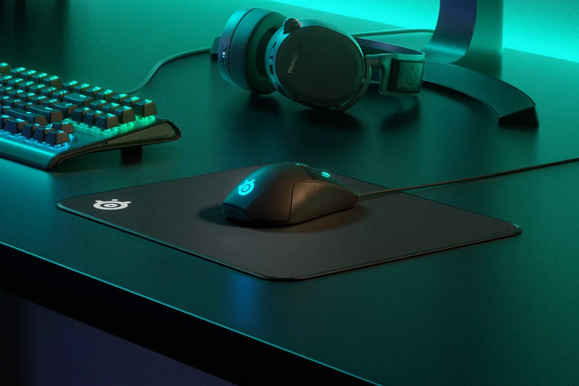 SteelSeries QcK Edge Mouse pad da gioco in tessuto, Bordi con impunturatura antisfilacciamento, Ottimizzato per sensori di gioco, Dimensioni M (320mm x 270mm x 2mm)