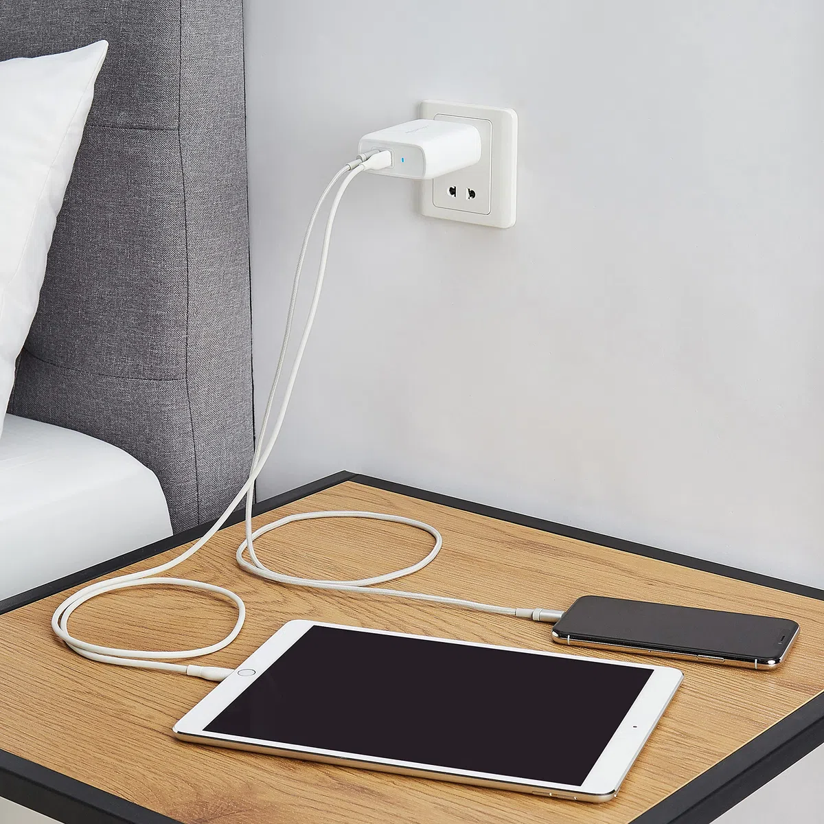 Amazon Basics Caricabatterie da parete USB-C a 2 porte, 68 W, GaN, per laptop, tablet e telefoni alimentati, bianco (non PPS), 6,6 x 2,94 x 6,24 cm
