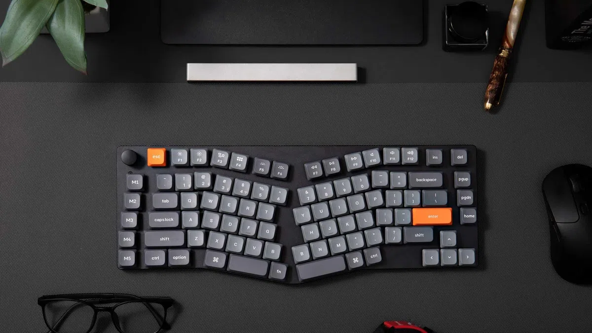 Keychron K15 MAX Tastiera meccanica wireless, 2,4 GHz/Bluetooth/USB-C, LED Bianco, QMK/VIA, Macro programmabili, PBT Keycaps, Per Mac Windows, Super Red Switch